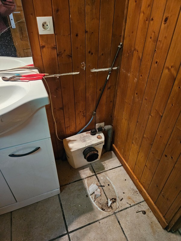 Remplacement d'un WC sur sanibroyeur sur la commune de Frontonas au alentours de Bourgoin-Jailleu