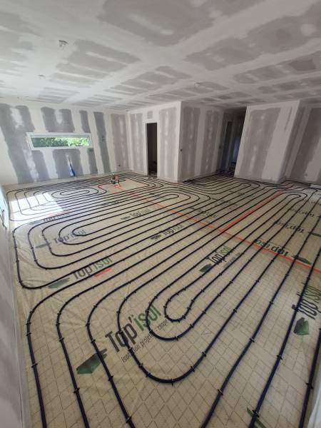 Pose d’un plancher chauffant à Serpaize, en Isère, près de Vienne.