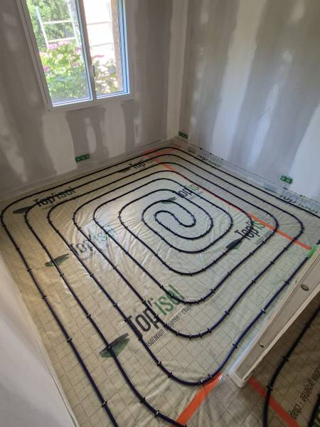 Pose d’un plancher chauffant à Serpaize, en Isère, près de Vienne.