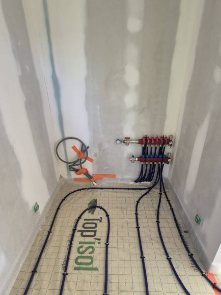 Pose d’un plancher chauffant à Serpaize, en Isère, près de Vienne.