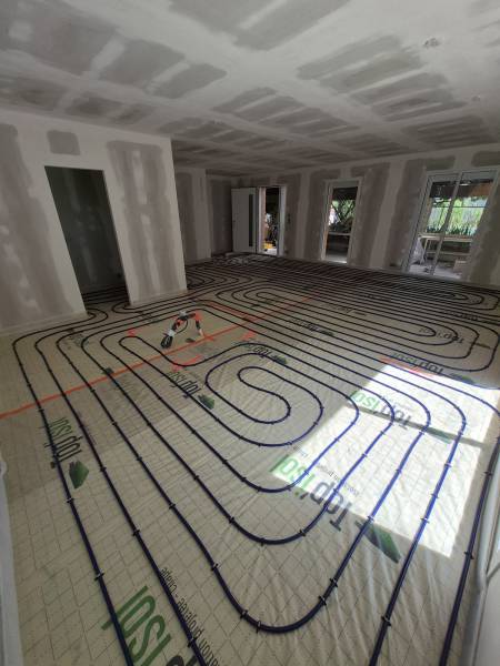 Pose d’un plancher chauffant à Serpaize, en Isère, près de Vienne.