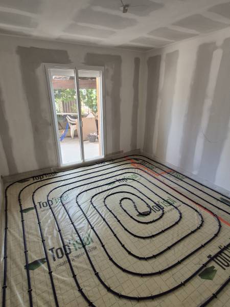 Pose d’un plancher chauffant à Serpaize, en Isère, près de Vienne.