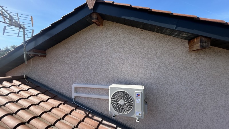 Installation d'une PAC air/air sur la commune de Saint Laurent de Mure dans l'Est Lyonnais